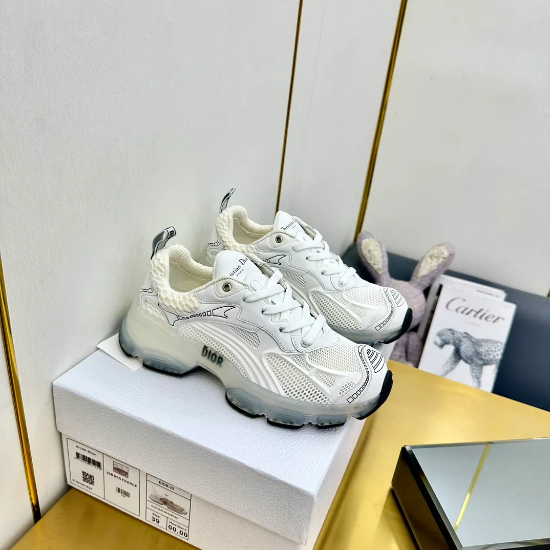👟👟Ex-factory price 700👟👟 Top version 🌟🌟Dior 2024 spring and summer catwalk new style Vibe iconic fashion modern sports dad shoes CD letter logo Oblique printed pattern lace-up color-blocking thick-soled running shoes Stars' same jelly color casual women's shoes The top high-end version on the market Material: The upper is made of special technology with mesh fabric spliced with metal cowhide + environmentally friendly breathable fabric lining + original molded Tpu combination outsole. Bottom thickness: 4CM Size: 35-40 standard code (34.41 customization is not returnable)